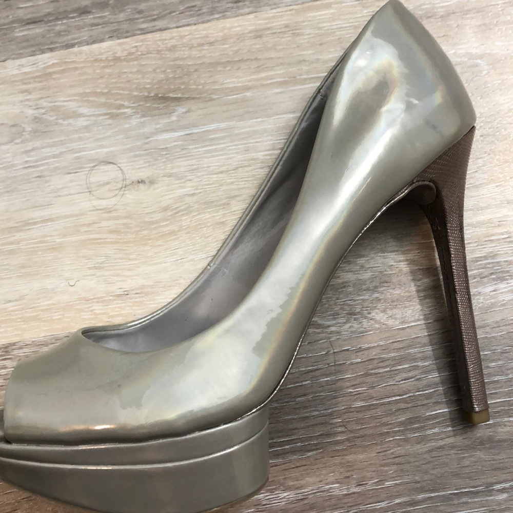 Jlo gray pump